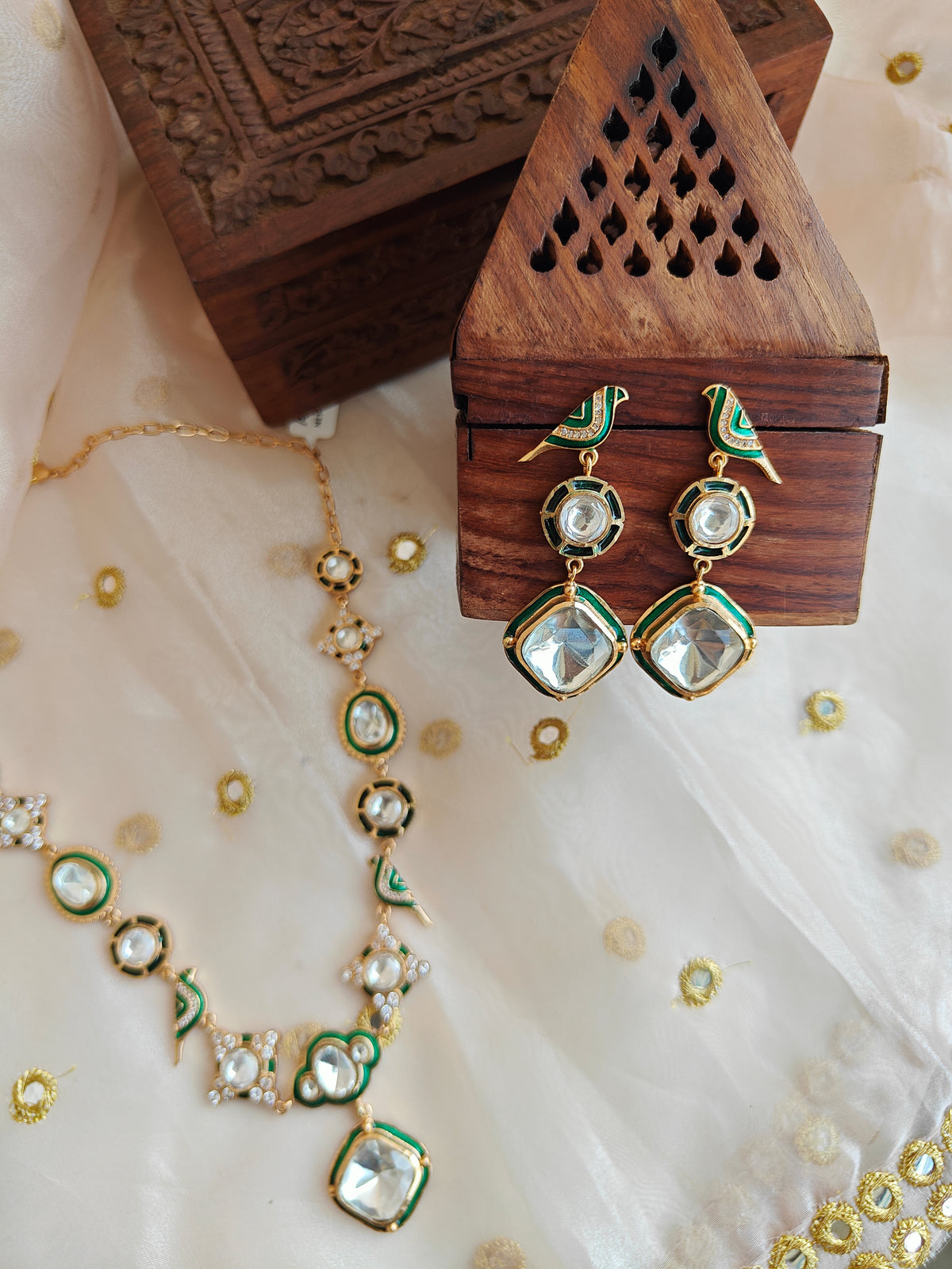 Amuukta Modern Heritage Moissanite & Green Necklace Set